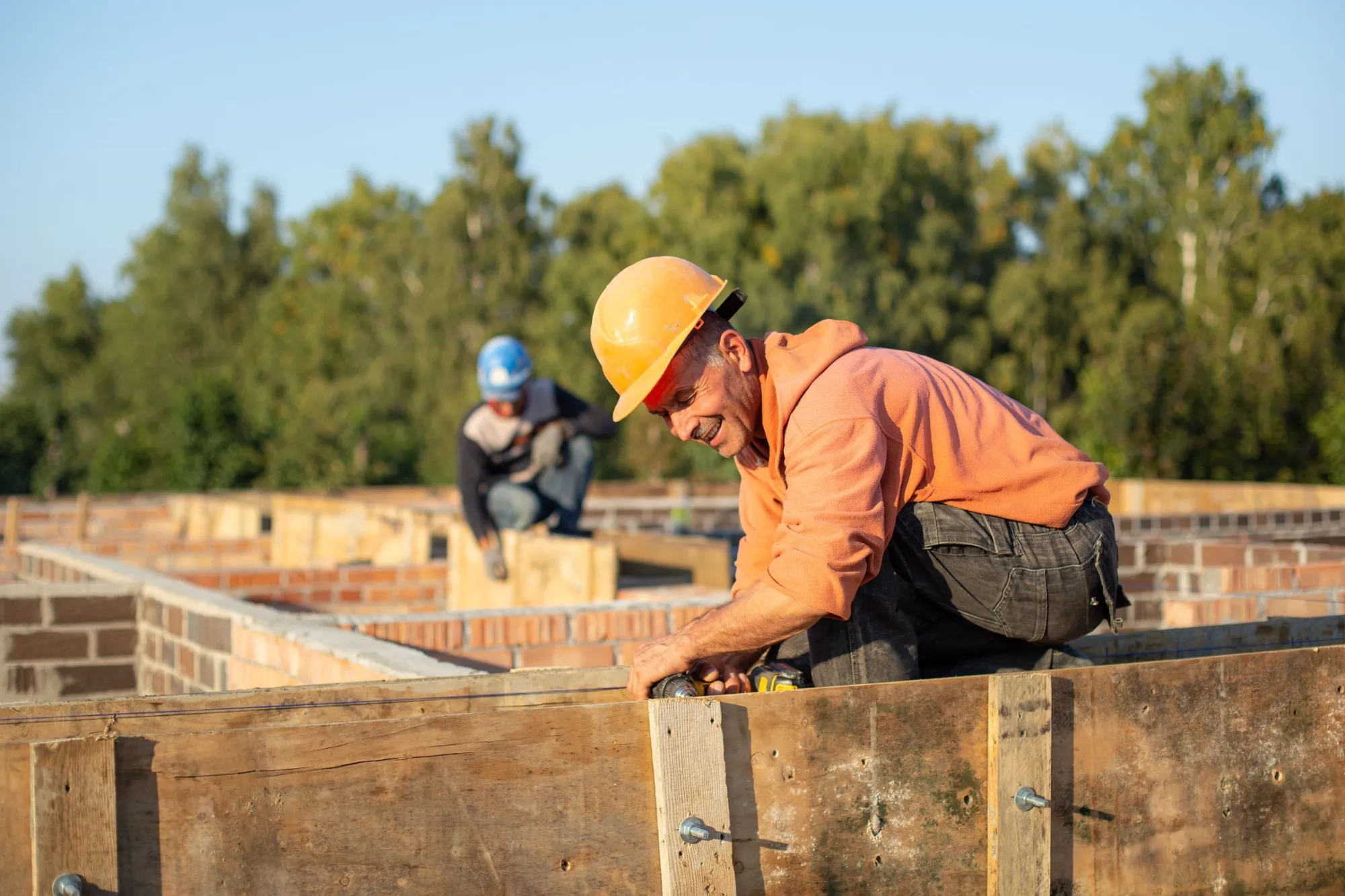 Trabajador con casco de seguridad en una obra de construcción